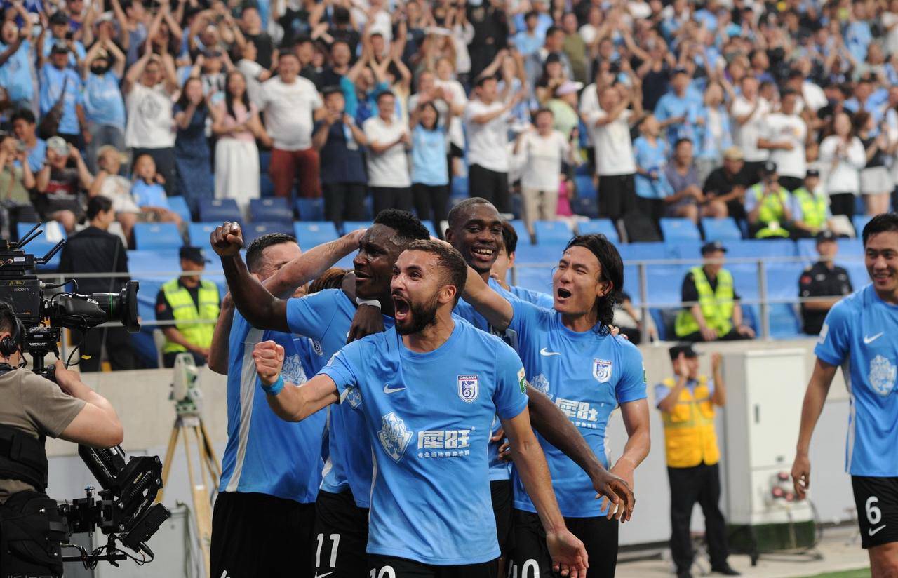 包含清晨英超传出新动向，浙江队造点机会，管理层表态——更衣室稳定，轮换策略成焦点的词条