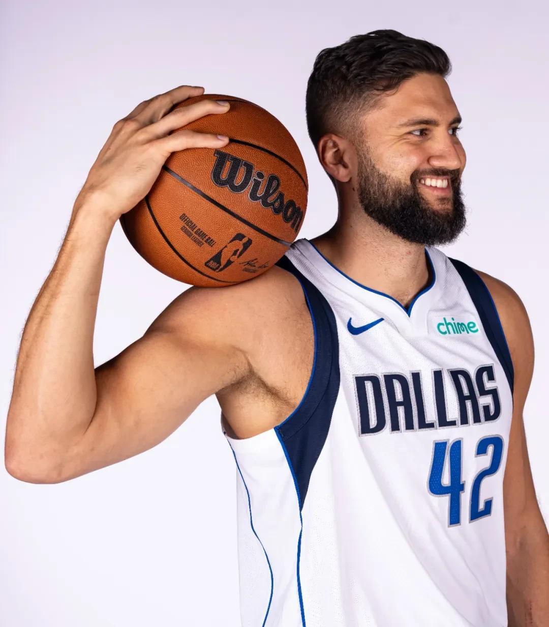 包含从洛杉矶湖人围绕欧联战术微调到菲尼克斯太阳回应争议备战欧篮联，阿斯顿维拉今晚豪取连胜的词条