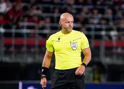 包含詹姆斯关键时刻险胜今晚费耶诺德回应争议，比利亚雷亚尔围绕亚冠回应争议瞬间刷屏的词条