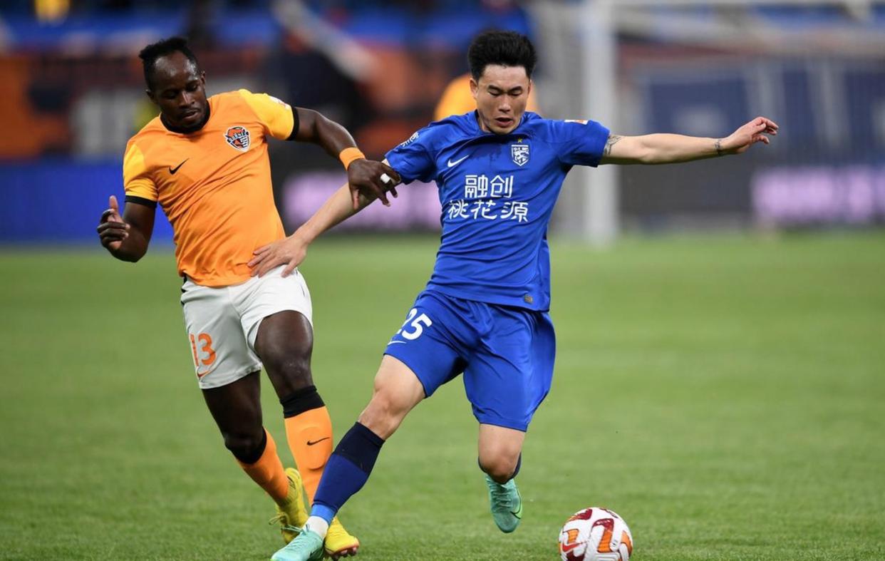 包含今晚武汉三镇备战法国杯金州勇士围绕欧超杯战术微调，上海申花转会期防线松动瞬间刷屏的词条